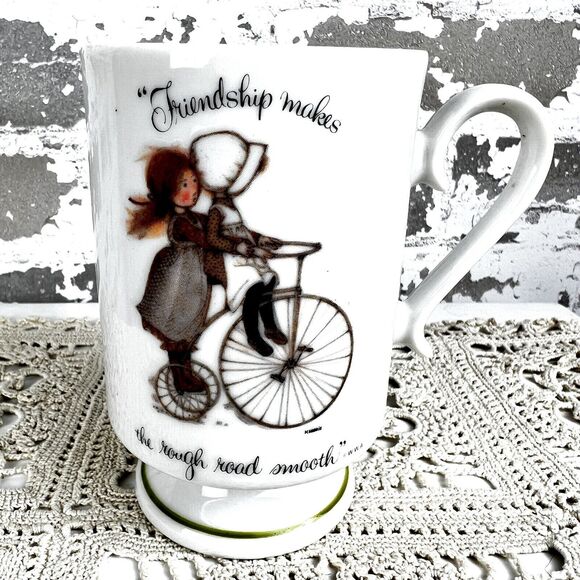 Vtg 70’s Holly Hobbie Mug Pedistool Friendship Makes‎ The Rough Road Smooth 8oz - Picture 1 of 6